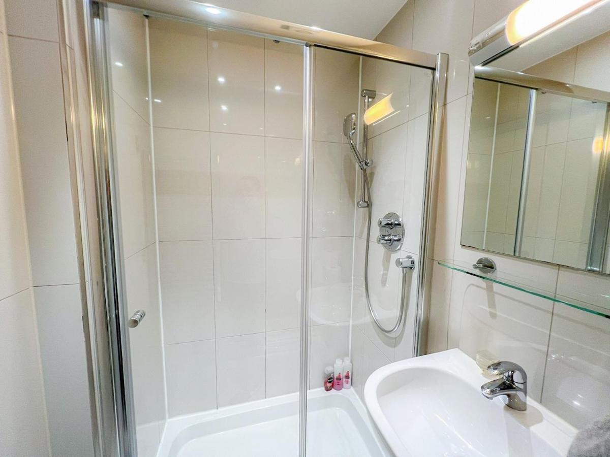 3 Bedroom Apartment With Private Terrace In Pimlico, Westminster, Victoria London Kültér fotó